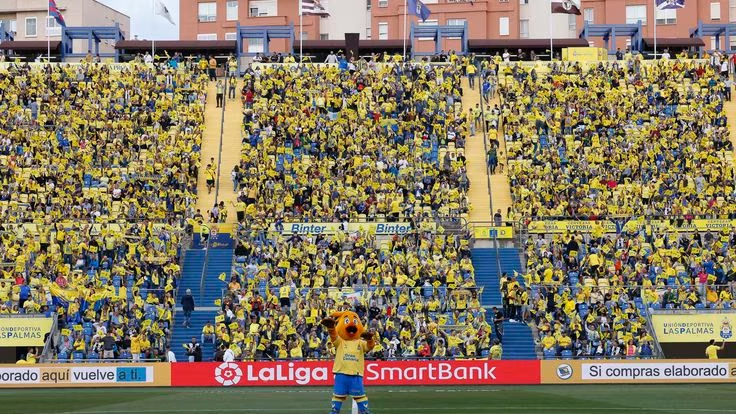 UDLP_Farolillo's tweet photo. La afición de Las Palmas llega al ecuador de las renovaciones.

El club amarillo se fijó un tope de 22.000 renovaciones de abonos y ya tiene 10.534.

La novedosa lista de reserva ya tiene 6.169 afiliaciones con pago de 50 euros. https://t.co/HB2LQV02Go