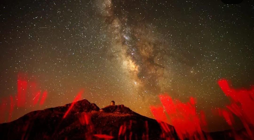 ProfHasanMandal's tweet photo. ✨Başarılarımız Kadar Parlak Yıldızları da Birlikte Gözlemlemek İçin Sizi de Aramıza Bekliyoruz!🔭

10-13 Ağustos'ta Antalya Saklıkent'te, gökyüzünün gizemlerine birlikte şahit olacağımız @Tubitak Gökyüzü Gözlem Etkinliğimize başvurular devam ediyor!

👉https://t.co/v2TkXls90r https://t.co/faQH69DYHg