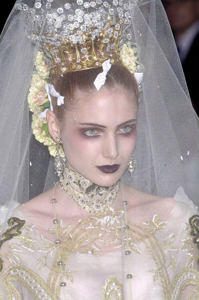 Cathererinecat's tweet photo. Christian Lacroix 2004 https://t.co/aeP7iPBott