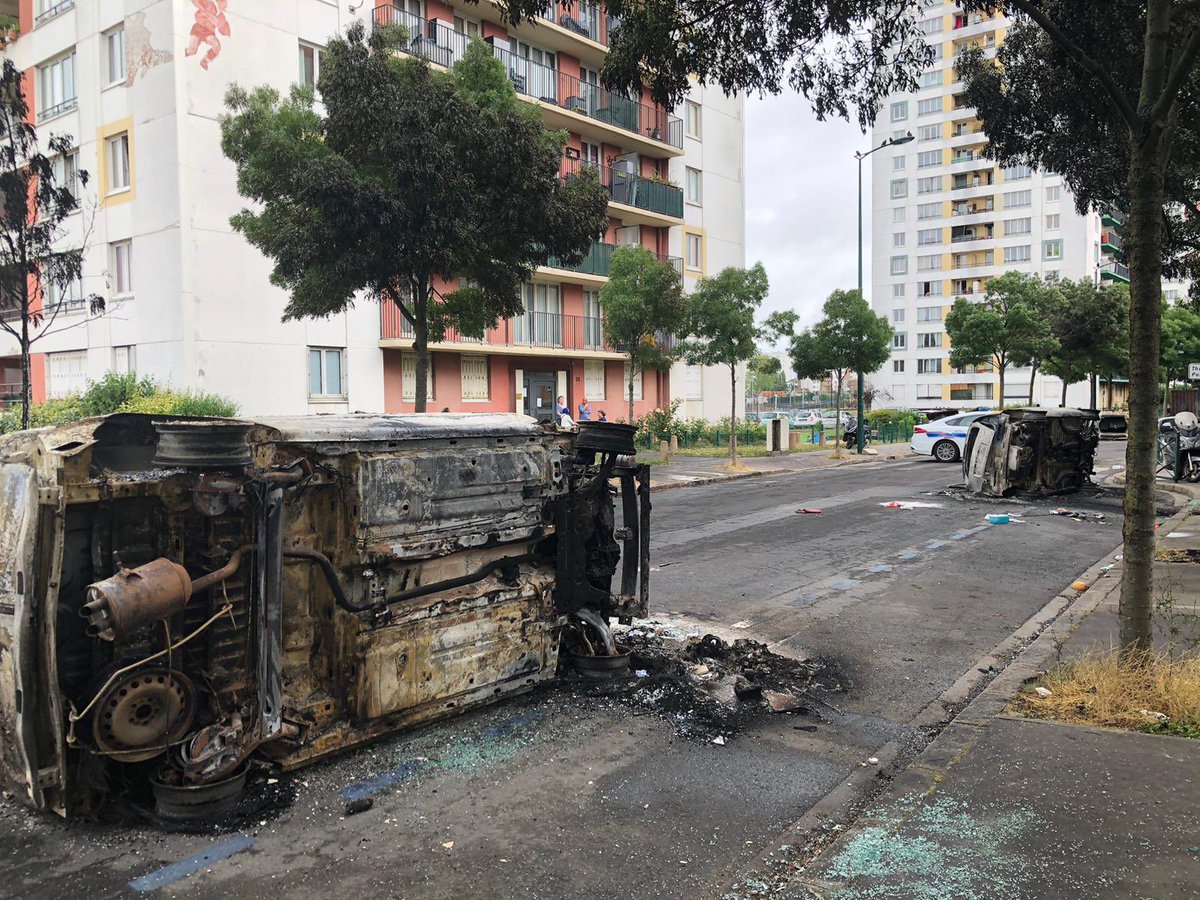 ObsSecuColombes's tweet photo. ⚠️ Jour 3. Les #emeutes continunent à #Colombes. Des affrontements avec la police ont été signalées autour de 3h du matin au croisement de Audra / Valmy. 
🔥 La rue piétonne de la rue Saint-Denis également saccagée. 
❌ Il est temps de prendre des mesures plus drastiques. https://t.co/7kHcMQIuD4