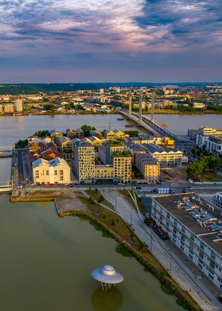 👉 Quelques photos de Bordeaux prises lors des Bordeaux SUP Days organisés par @lesmarinsdelalune ✌️📸 Vol déclaré & effectué avec toutes les autorisations nécessaires 😉
#sunset #sunset_pics #sunsetphotography #bordeaux #bordeauxmaville #bordeauxcity #sun #gironde