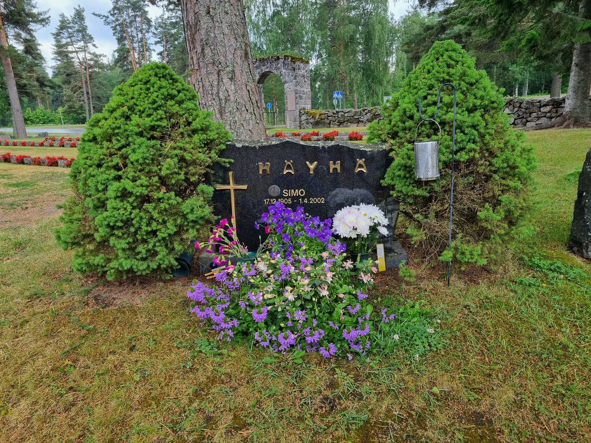 Simo Häyhä. Yksi suurimmista suomalaisista sotilaista. Yli 500 ammuttua neuvostosotilasta. "Tein sen, mitä käskettiin, niin hyvin kuin osasin. Ei Suomea olisi, elleivät kaikki olisi tehneet samal viisii.”

Syvä kunnioitus.