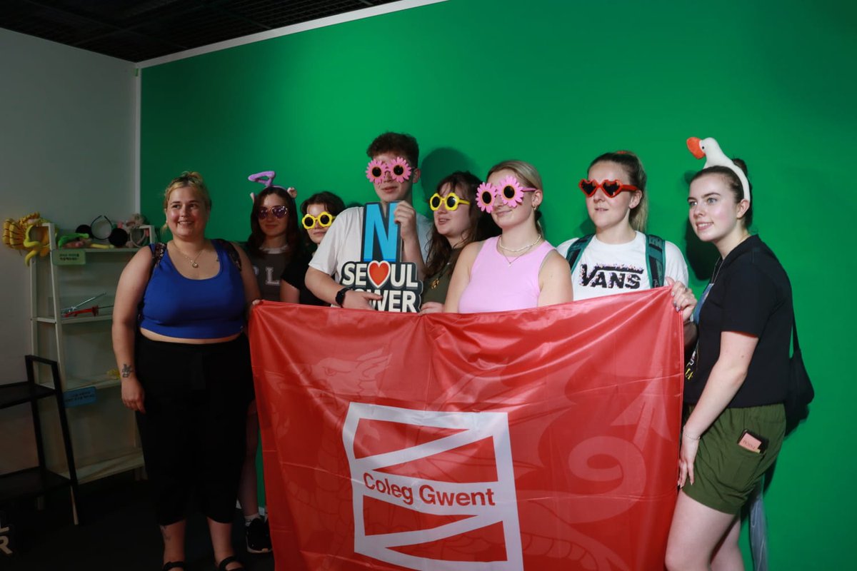 postgradart tweet media