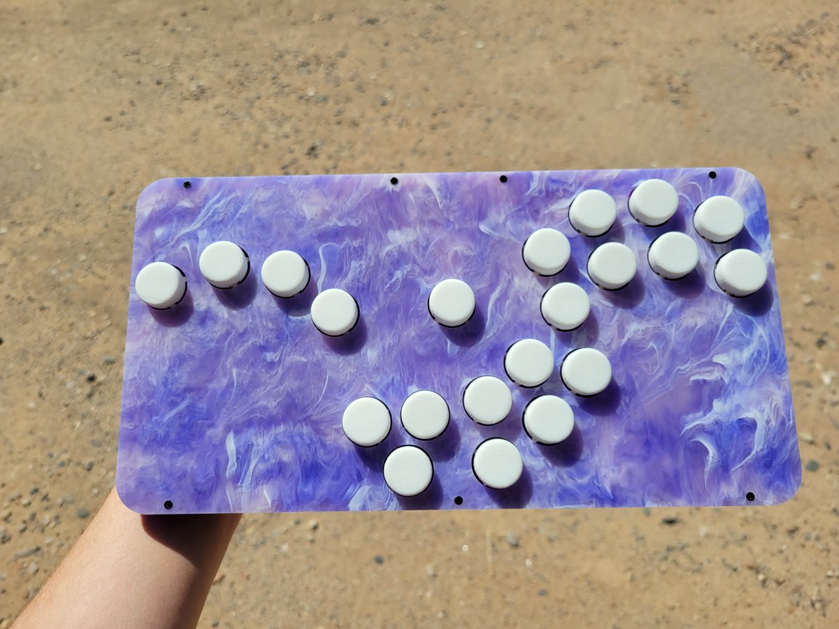 CubsAZ's tweet photo. Guess I should start using this to post pics of my controllers.

Heres the Oblongs that I brought to wavedash a couple weeks ago. https://t.co/4scYaTA8BA