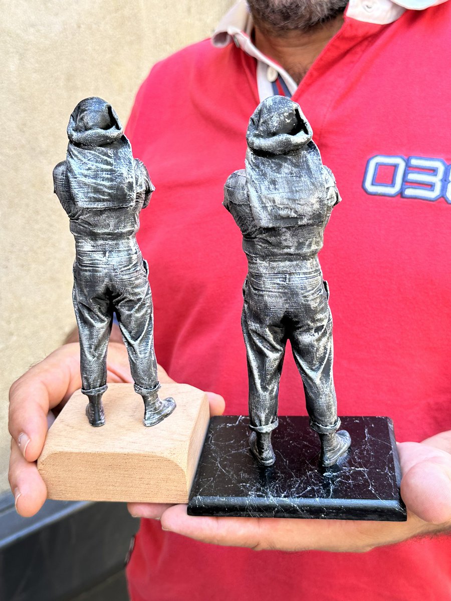 Presentamos las nuevas figuras de costaleros, ideales para regalar y homenajear el oficio más bonito del mundo.
También se puede poner una placa en la imagen de la izquierda.
Ya en Calle Águilas 14🔥