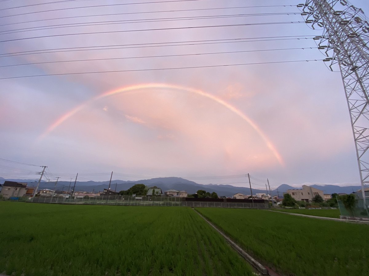 Jly0609's tweet photo. Twitterめっちゃ放置してるんですが、明日は二級建築士の学科試験、自分昨年学科を初受験で無事に通過して、写真は学科試験当日に出発した時偶然見えた虹です。明日学科を受験される方々の合格を祈願します。。
製図見事に凡ミスで散ったので今年も受験しますが、通過したらみんなライバルです！ https://t.co/fLZCb3fZiL