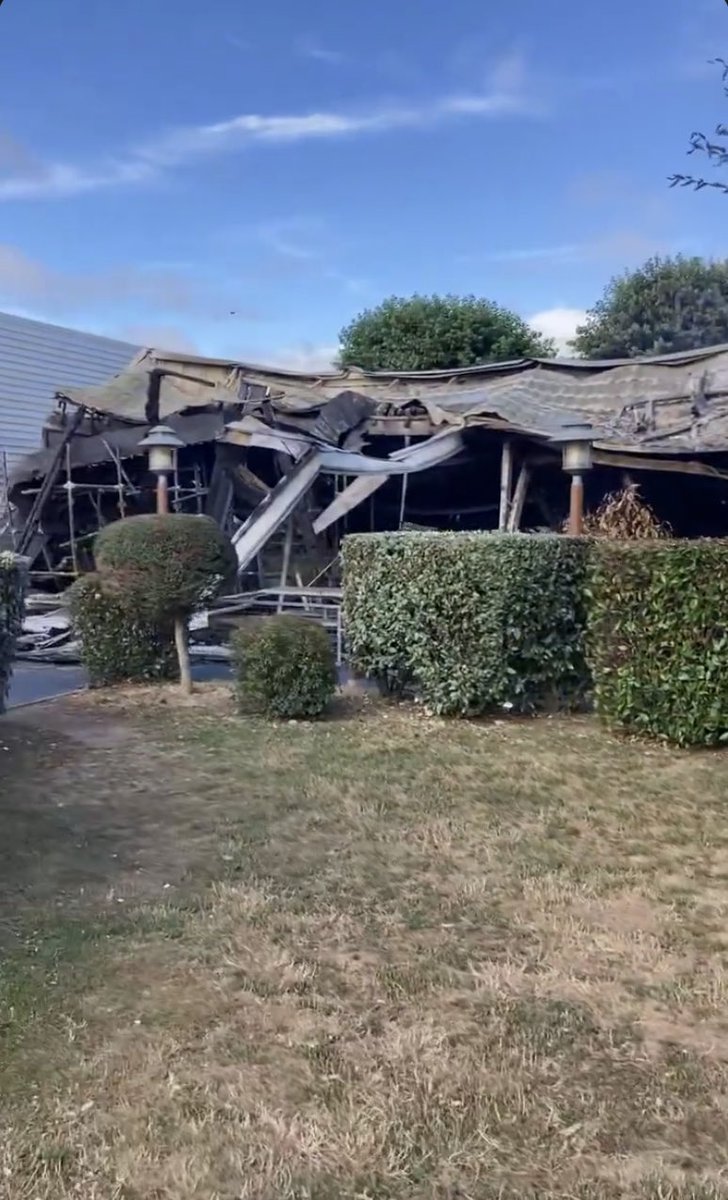 edouard_varin's tweet image. 🚨Nouvelle nuit de chaos dans ma petite ville de #Gaillon où le McDo a été totalement détruit par les flammes.

Pensées à l’équipe du restaurant qui perd son travail. 

Mettons en place un #etatdurgence pour mettre fin aux #emeutes !