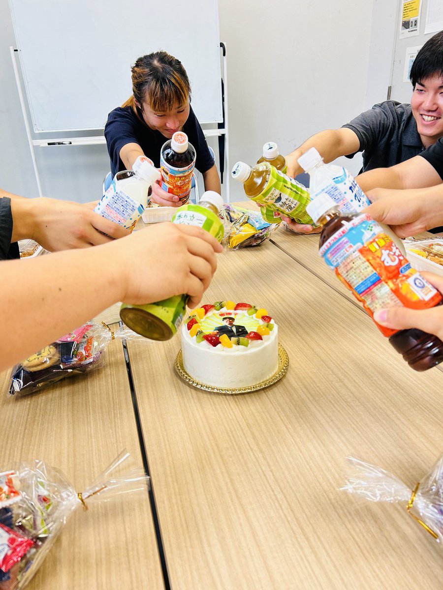 UTcapping's tweet photo. 本日は、新人戦、六大学蓋野球大会の優勝お祝いを兼ねたささやかな懇親会を開きました。

@KomabaOaks 様のボリューム感たっぷりの特製海苔弁当！白身魚フライが人気で熾烈な争奪じゃんけん戦が勃発💥

あとは優勝祝いのケーキやお菓子。飲料はもちろん白い蓋！

その後はもちろん修行…練習でした！ https://t.co/65qfMnEum5