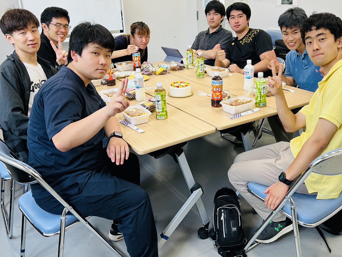 UTcapping's tweet photo. 本日は、新人戦、六大学蓋野球大会の優勝お祝いを兼ねたささやかな懇親会を開きました。

@KomabaOaks 様のボリューム感たっぷりの特製海苔弁当！白身魚フライが人気で熾烈な争奪じゃんけん戦が勃発💥

あとは優勝祝いのケーキやお菓子。飲料はもちろん白い蓋！

その後はもちろん修行…練習でした！ https://t.co/65qfMnEum5