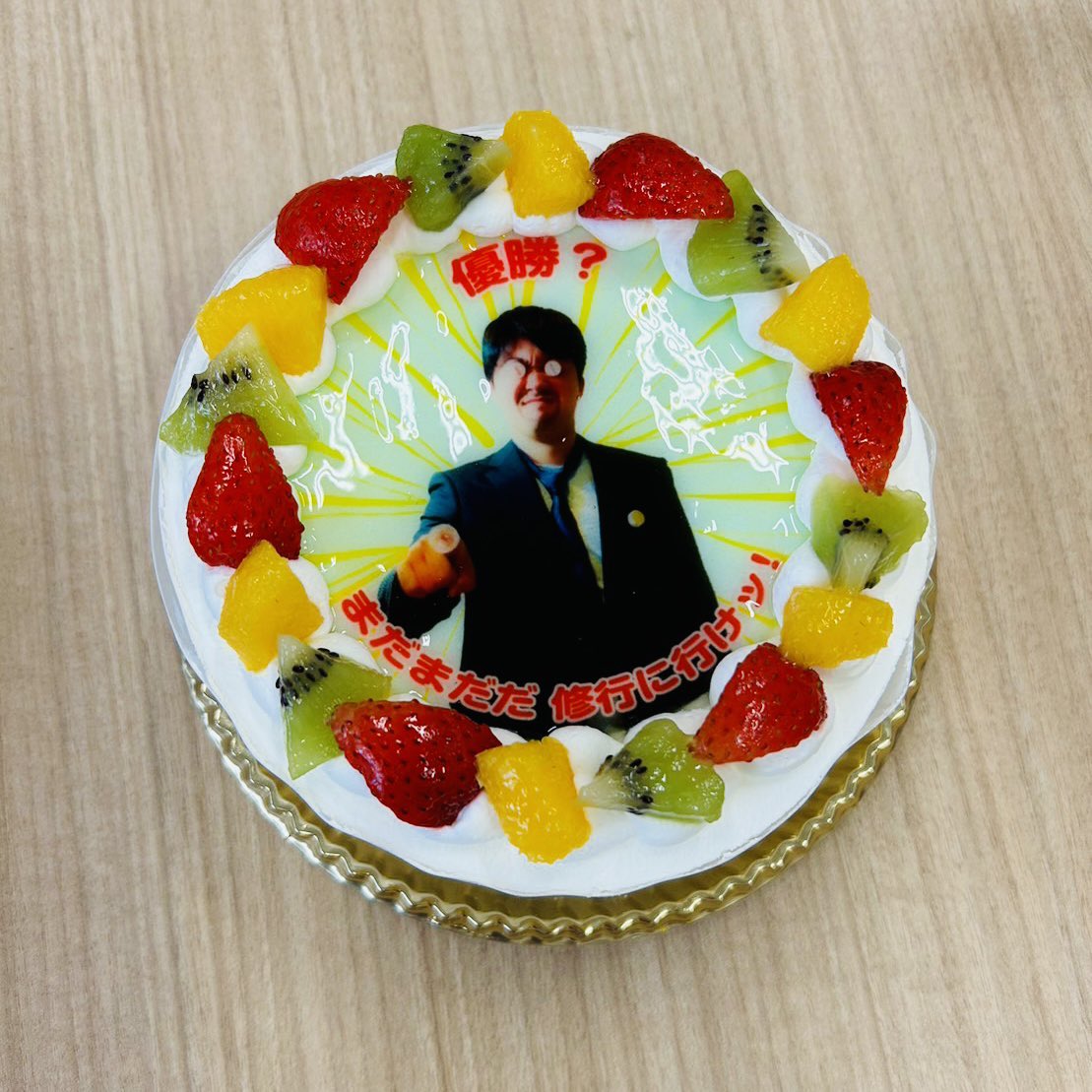 UTcapping's tweet photo. 本日は、新人戦、六大学蓋野球大会の優勝お祝いを兼ねたささやかな懇親会を開きました。

@KomabaOaks 様のボリューム感たっぷりの特製海苔弁当！白身魚フライが人気で熾烈な争奪じゃんけん戦が勃発💥

あとは優勝祝いのケーキやお菓子。飲料はもちろん白い蓋！

その後はもちろん修行…練習でした！ https://t.co/65qfMnEum5