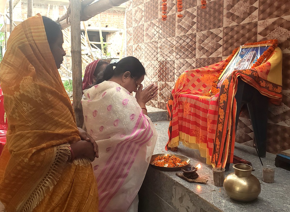 MadhuAgrawalla2's tweet photo. ଆଜି #ପାଟକୁରା ନିର୍ବାଚନ ମଣ୍ଡଳୀ ଅନ୍ତର୍ଗତ #ଡେରାବିଶ ବ୍ଲକର ବେଣିପୁର ଗ୍ରାମପଞ୍ଚାୟତର ନମିତା ସାହୁଙ୍କ ମା' ଶଶିରେଖା ସାହୁଙ୍କ ଦ୍ୱାଦଶାହ କର୍ମରେ ଯୋଗଦେଇ ସ୍ବର୍ଗତଃ ଅମର ଆତ୍ମାର ସଦଗତି କାମନା କରିବା ସହ ତାଙ୍କ ଶୋକ ସନ୍ତପ୍ତ ପରିବାର ବର୍ଗଙ୍କପ୍ରତି ଗଭୀର ସମବେଦନା ଜଣାଇଲି।
ଓଁ ଶାନ୍ତି🙏
#Patkura #Derabis #Kendrapara https://t.co/sGLxXSYJAv