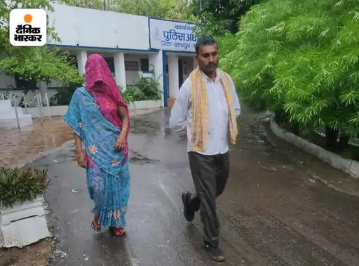 DainikBhaskar's tweet photo. दलितों को सिर पर जूते-चप्पल रखकर चलवाते हैं दबंग: फरमान नहीं माना तो हाथ-पैर तोड़े; महिला का बच्चा छीनकर फेंक दिया
#MadhyaPradesh #Chhatarpur 
https://t.co/guFKtnOKNl https://t.co/BP7K86xzAE