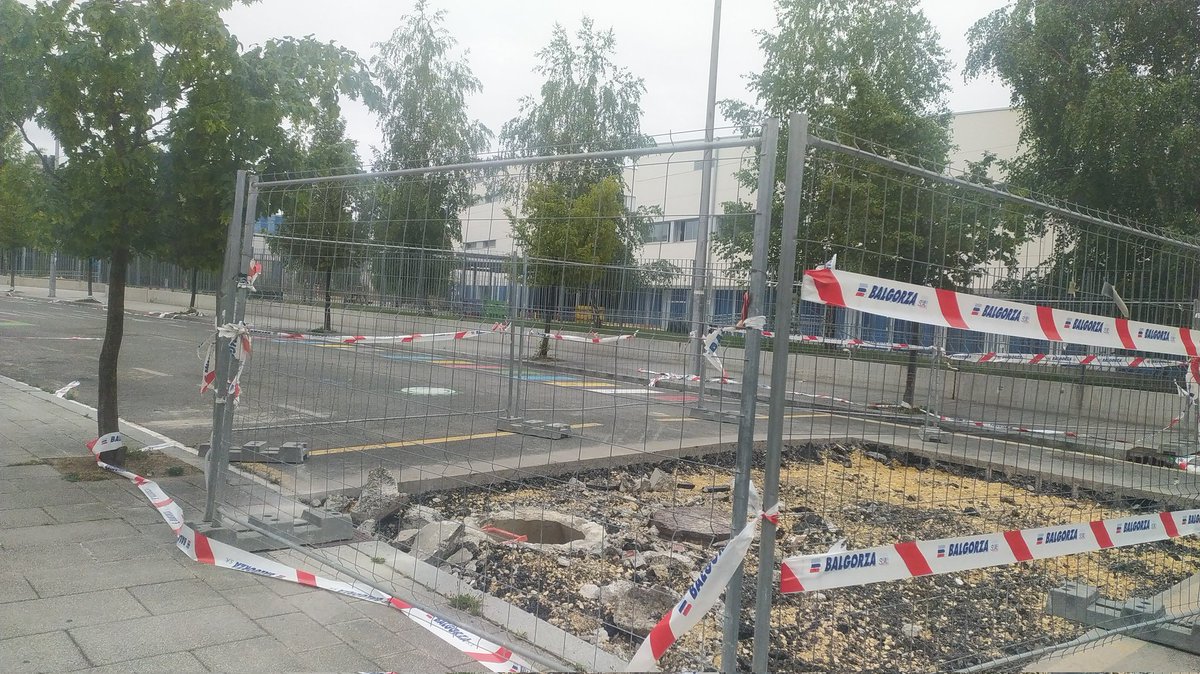 ¿Será esta la obra que prometió el Ayuntamiento (👤 RAIMUNDO) al colegio sin avisar a los vecinos ni dar una solución hace 1 año y medio? 
<a href="/BeaArtolazabal/">Beatriz Artolazabal</a> <a href="/metxebarria_vg/">Maider Etxebarria</a> <a href="/gorka__urtaran/">Gorka Urtaran Agirre</a> <a href="/gasteizhoy/">Gasteiz Hoy</a> <a href="/NoticiasdeAlava/">Diario de Noticias de Álava</a> <a href="/elcorreo_alava/">El Correo Álava</a>