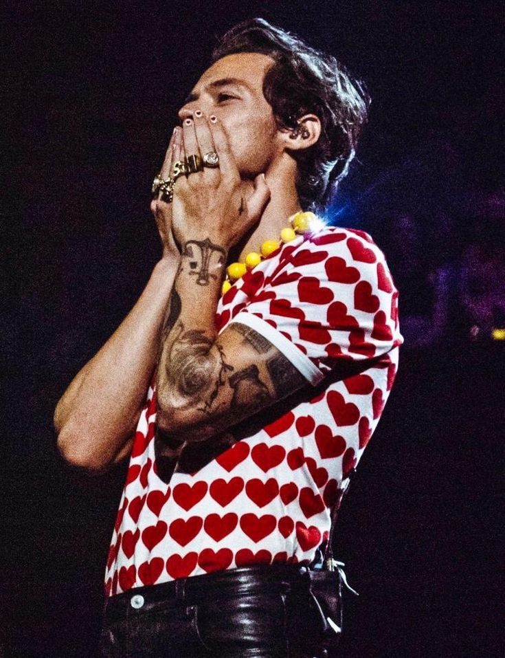 harrydailyposts's tweet photo. he is love https://t.co/6JZ6xL3fOk