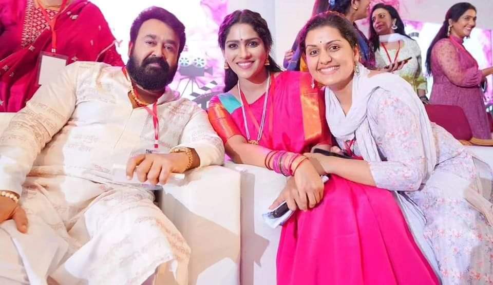 dcompleteactor's tweet photo. അമ്മ മീറ്റിങ്ങിൽ ലാലേട്ടനൊപ്പം സ്വാസികയും സരയുവും 😍😍
#ammageneralbodymeeting #mohanlal https://t.co/QLfgRIwUr5