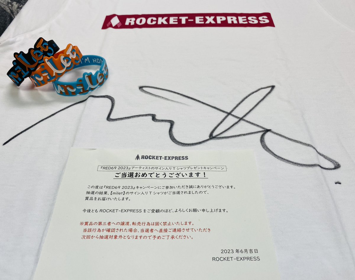 milet_sushi's tweet photo. 3日ぶりに家に帰ったら武道館の再販グッズが届いてて、箱が2箱?ロケエクさん何か入れ忘れたの?うっかりさんだな😂って思ってたらサイン入りTシャツ当たってた😭😭😭
ありがとうございます!
大切にします🙏✨
#milet #miles
#ロケエク #RED69
@milet_music https://t.co/LTksJM6r7q