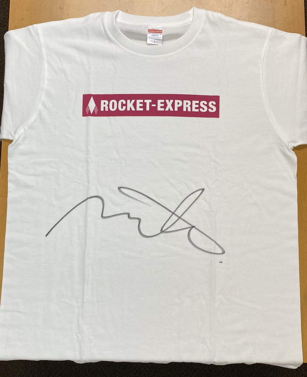 milet_sushi's tweet photo. 3日ぶりに家に帰ったら武道館の再販グッズが届いてて、箱が2箱?ロケエクさん何か入れ忘れたの?うっかりさんだな😂って思ってたらサイン入りTシャツ当たってた😭😭😭
ありがとうございます!
大切にします🙏✨
#milet #miles
#ロケエク #RED69
@milet_music https://t.co/LTksJM6r7q