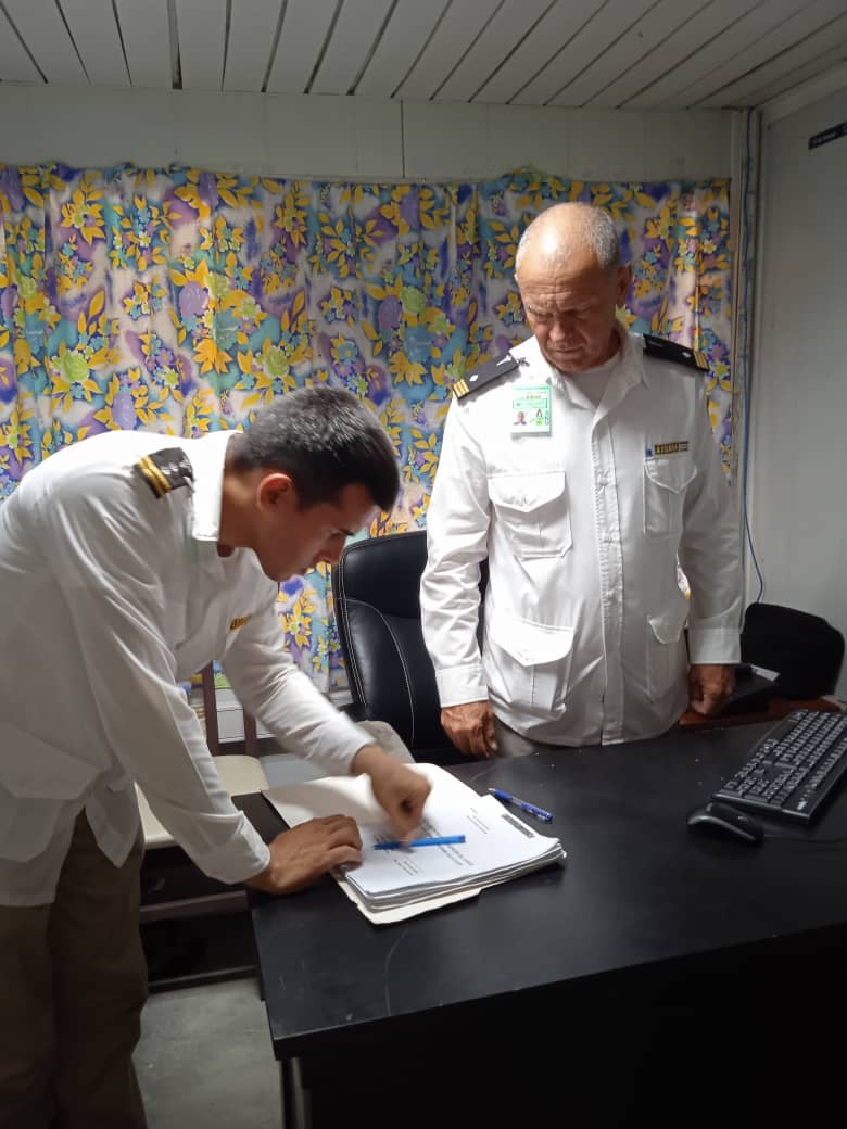 JorgeLu92887080's tweet image. Concluyó proceso de entrega del cargo de Jefe Terminal de Aduana en el #AIAS,
Se le reconoció al cuadro saliente el trabajo realizado y el deseo de éxitos en la nueva tarea que asumirá próximamente, 
#CubaViveYTrabaja 
#AduanaVillaClara
#AduanadeCuba