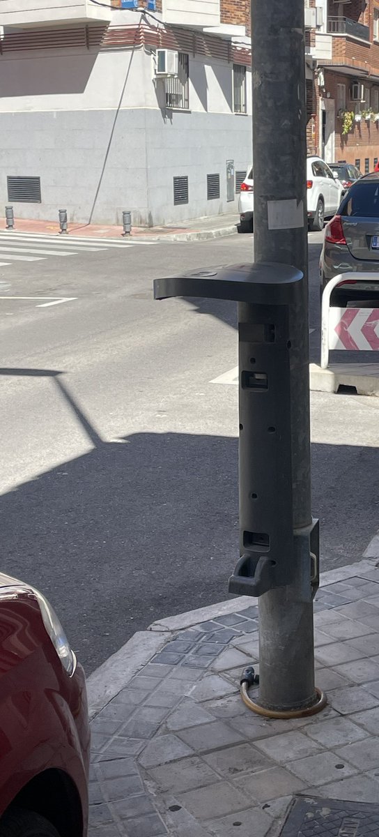 Fran7510's tweet photo. @AytoLeganes Buenos días, en el barrio de Vereda, concretamente en la calle Zaragoza llevamos meses sin papelera, vamos a ver si el cambio de gobierno, se nota.. https://t.co/eV46rq79DB