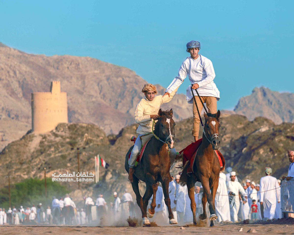 st_omani's tweet photo. تتعدد وتتنوع مظاهر العيد في محافظة الداخلية لترسم مشاعر البهجة والسرور بين الكبار والصغار تعبيرا عن الفرحة بحلول العيد، وتواصل الأجيال اهتمامها بمظاهر العيد وما يحمله من عادات وتقاليد عمانية أصيلة وإرث حضاري تم تناقله من جيل إلى جيل. https://t.co/p42IPmq1o2