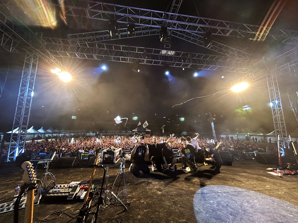 무덥고 습했던 날씨를 잊게해주신 팬여러분 정말 감사합니다🤟🏻 우리 팬분들 언제나 최고이십니다🙌🏻

#국카스텐 
#하현우 
#전규호 
#이정길 
#김기범 
#yourlove 
#mylove 
#Theloveofallofus
#guckkasten