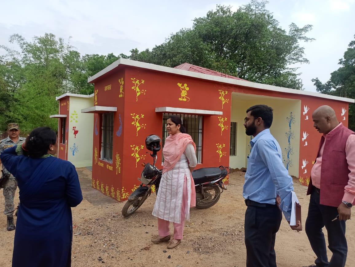 DC_Ramgarh's tweet photo. मांडू प्रखंड के दौरे के क्रम में सांडी एवं पुण्डी पंचायत में डीएमएफटी के तहत निर्माणाधीन मॉडल आंगनबाड़ी केंद्र के अंतिम चरण के कार्यों का जायजा लिया वहीं अधिकारियों को जल्द से जल्द मॉडल आंगनवाड़ी केंद्र का संचालन शुरू करने के संबंध में आवश्यक निर्देश दिए। https://t.co/SoGmwkljPg