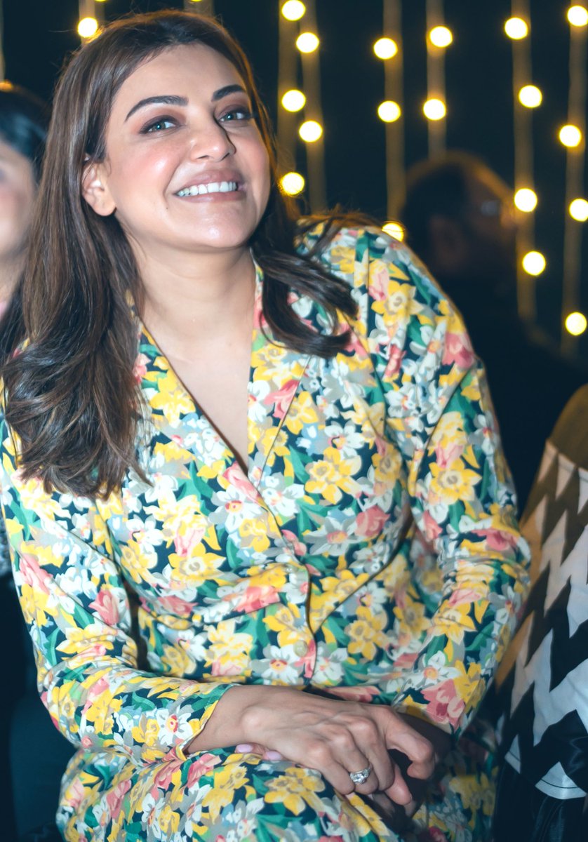 MsKajalAggarwal's tweet photo. Randomly saying hello on a Saturday working afternoon 🫶🏻 https://t.co/PSaEzS0yeQ