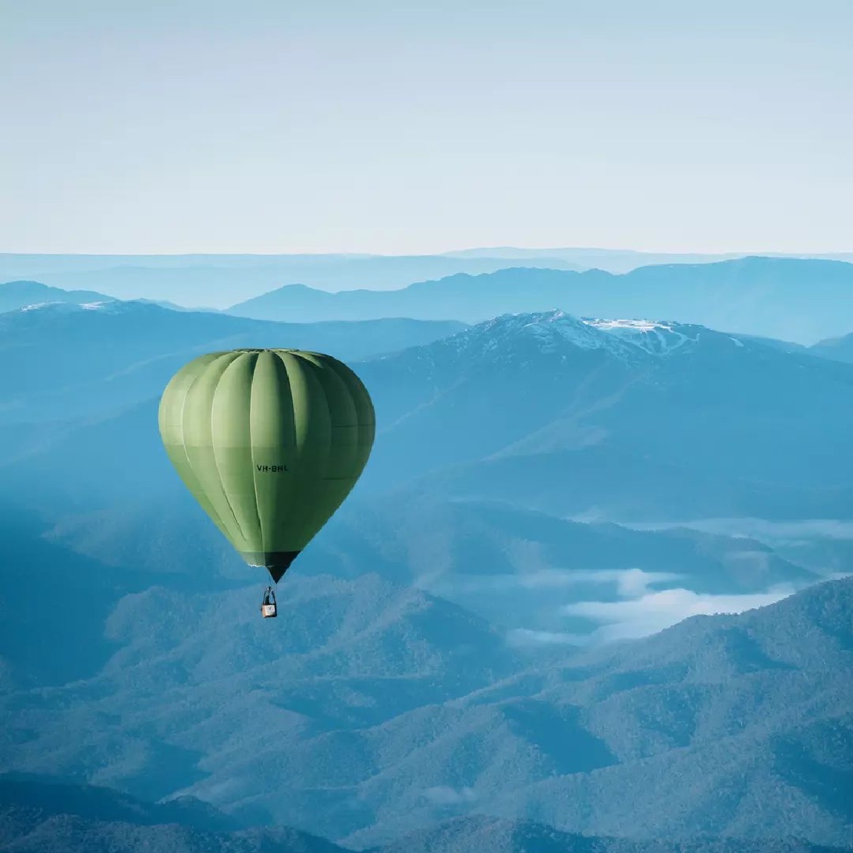 Afternoons in #Mansfield look like this 💁 Flying high over the mountain tops of #VictoriasHighcountry with @GlobalTeam is a delightful way to spend a few hours. #seeaustralia #comeandsaygday