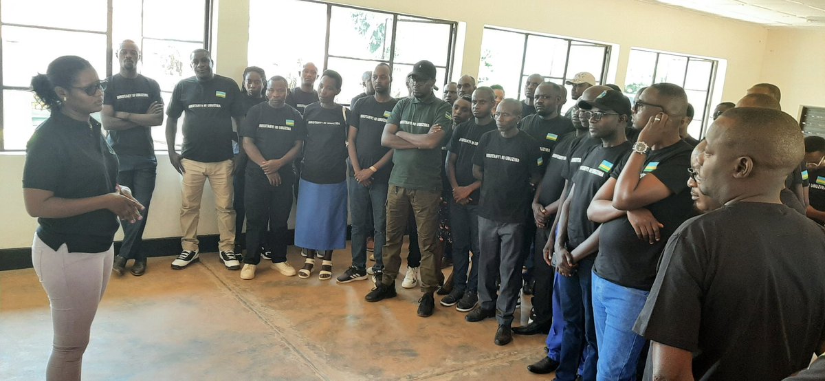 fpr_nduba's tweet photo. Tariki ya 01 Nyakanga ni Umunsi w'ubwigenge bw'Abanyarwanda. #Inkotanyi za @Nduba_Sector turi ku Murindi w'Intwari mu Ngoro ndangamateka y'Urugamba rwo kubohora igihugu.
Turimo gusobanurirwa Amateka y'Urugamba rwo kubohora igihugu
@PudenceR https://t.co/yMsALXbNLa