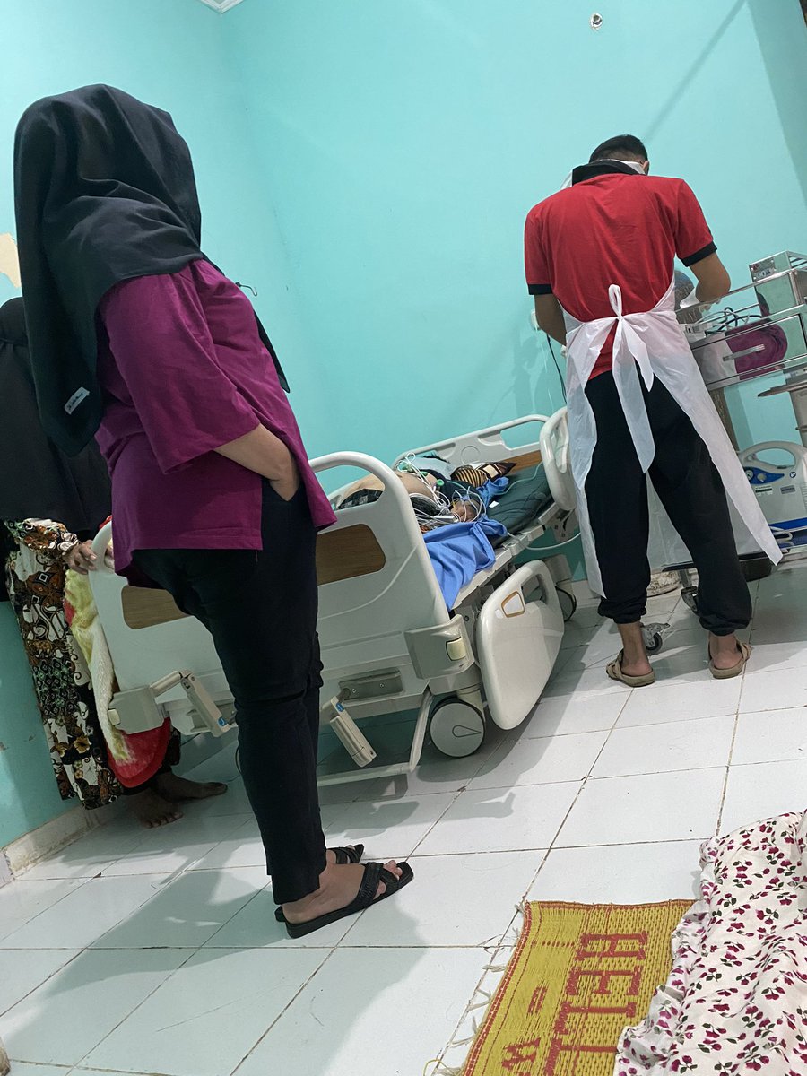 serli_dewi's tweet photo. @lampunggehh @InfoBDL @humaspoldalpg ini mertua saya lagi di cek Jantungnya, pakai alat. disni tuh cuaca dingin banget. posisi mertua saya udh buka baju kaya yg di gambar. ternyata pas di cek alatnya tuh ga nyala. dan d tinggal ke depan sama si mas mas ini. agak lama. saya takut mertua saya kedinginan atau gmn gt. https://t.co/St9CLdCYYW