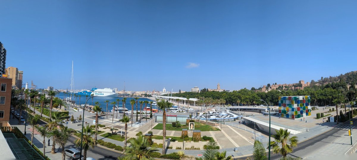 Ayer pasó por Málaga mi jefe del otro lado del charco y visitamos las obras del nuevo edificio. Aquí la foto que hice desde la última planta, no entiendo muy bien por qué en ese momento me dijo que le buscara un hueco para venirse con la familia a trabajar unos meses aquí.