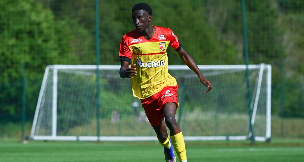 fcAnnecy_actu's tweet photo. 🚨le Fc Annecy va annoncer l'arrivée de Yacouba Barry un défenseur central de  @RCLens !

#GoReds https://t.co/b82om9mOw0