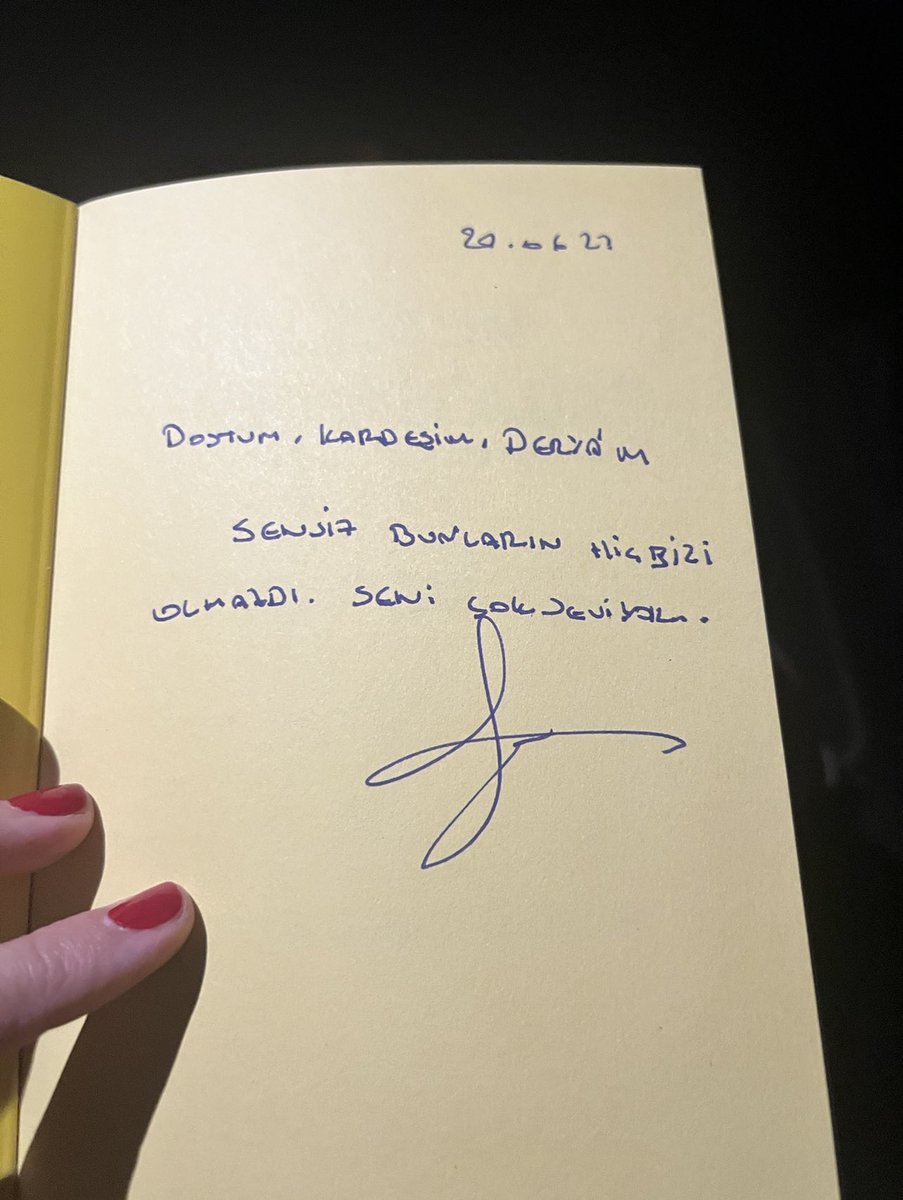 Üniversitede kariyerlerimizle ilgili hayaller kurardık beraber. 

Birbirimizi tamamladık çoğu zaman. Hayatlarımıza çok şey kattık.

Bugün ise canım dostum, kardeşim <a href="/goksemin/">göksemin gökalp özdemir</a> in best seller olmasını kutluyoruz. 

Ama biz yine aynıyız, 22 sene önceki gibi, yine hayaller, planlar…