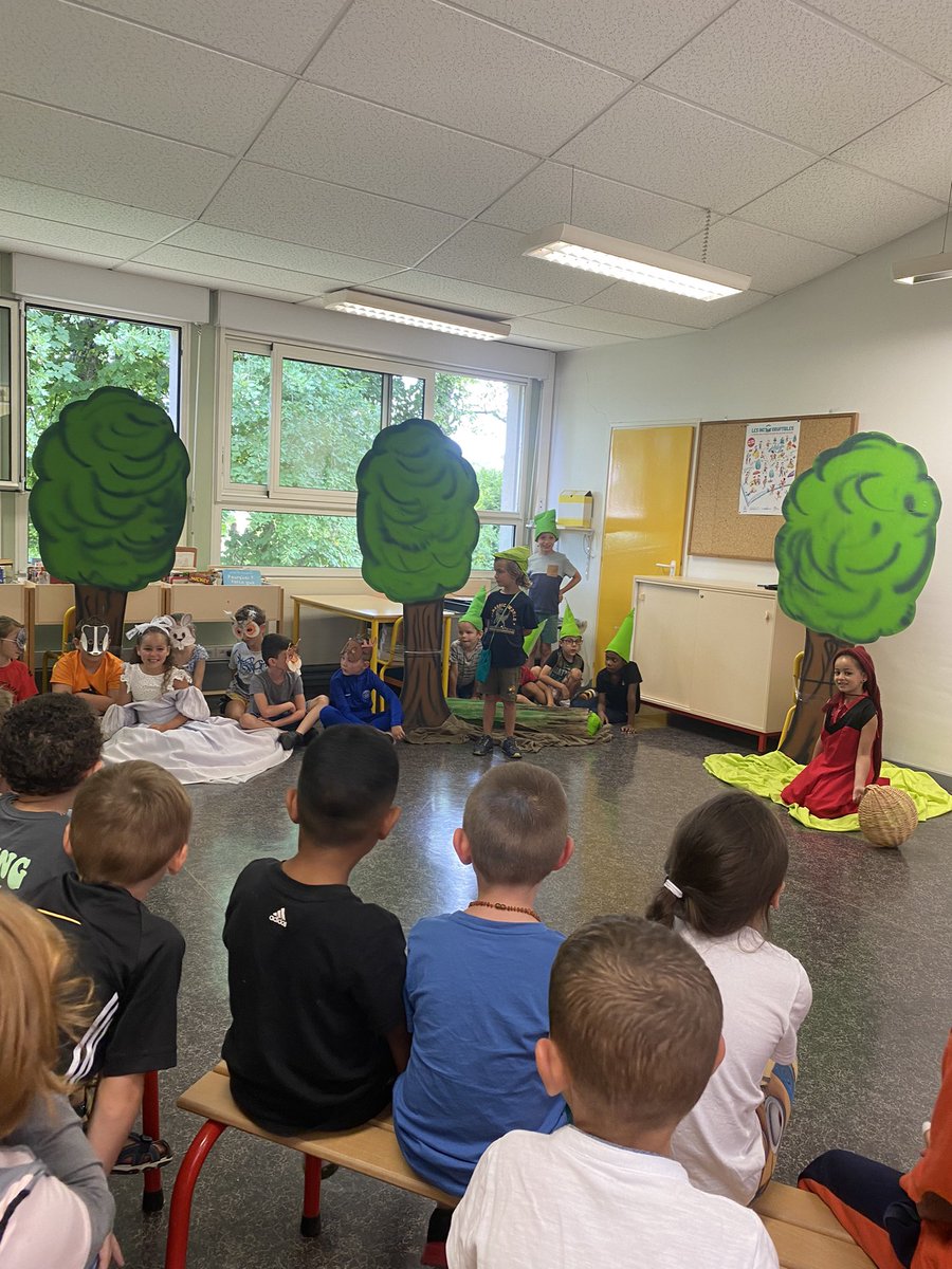 Dans le cadre de la liaison grande-section/CP, les élèves de CP ont mis en voix un album avec l’animatrice #lireetfairelire , ils ont ensuite invité les GS à participer à des ateliers . #plaisirselire <a href="/DSDEN55/">DSDEN55</a> <a href="/ICommercy/">IEN de Commercy</a>