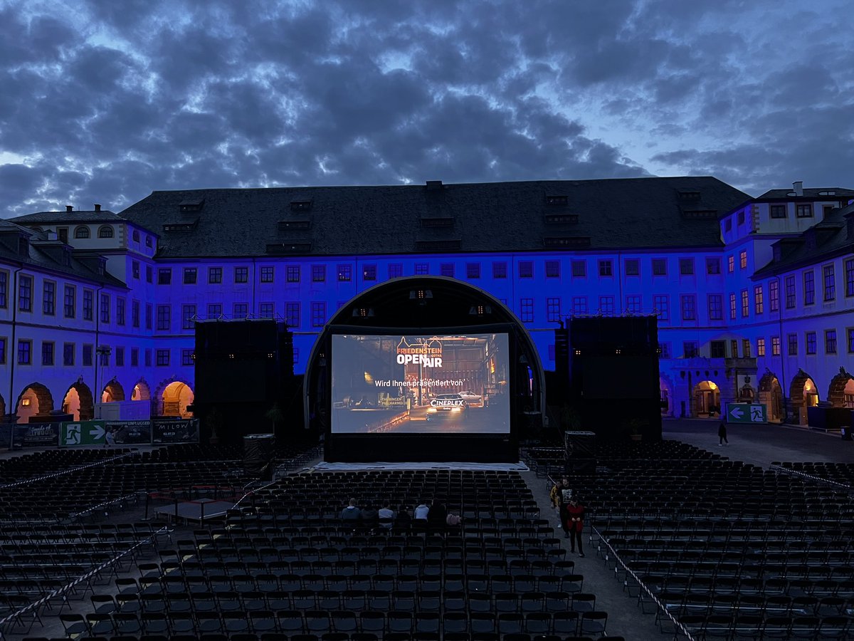 Kinofutzi's tweet photo. Anbei ein paar Bilder vom gestrigen Friedenstein Open-Air-Kino mit „Manta Manta - Zwoter Teil“. Gerne kann ich noch mehr dazu tweeten, wenn sie Interesse besteht 🤓 https://t.co/HtyA1I5Wh9