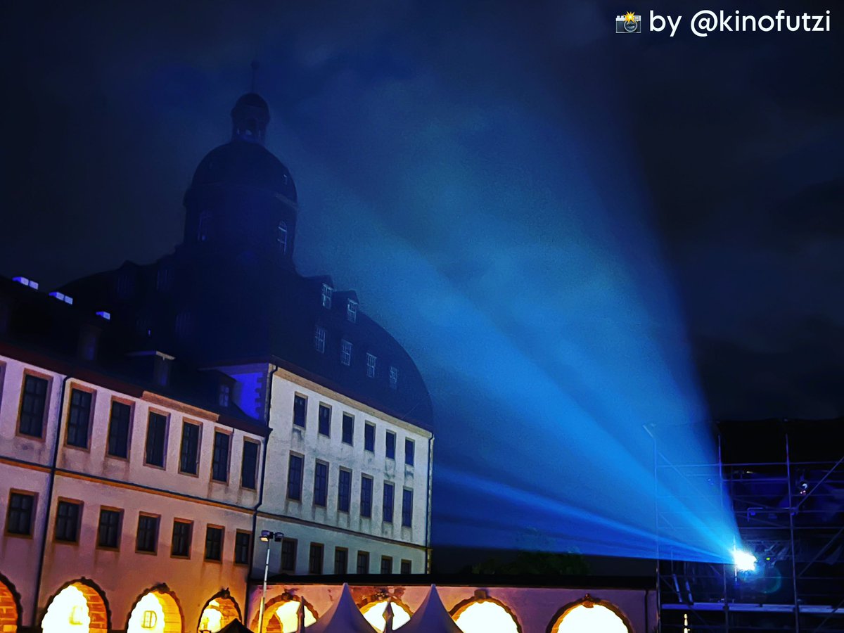 Kinofutzi's tweet photo. Anbei ein paar Bilder vom gestrigen Friedenstein Open-Air-Kino mit „Manta Manta - Zwoter Teil“. Gerne kann ich noch mehr dazu tweeten, wenn sie Interesse besteht 🤓 https://t.co/HtyA1I5Wh9