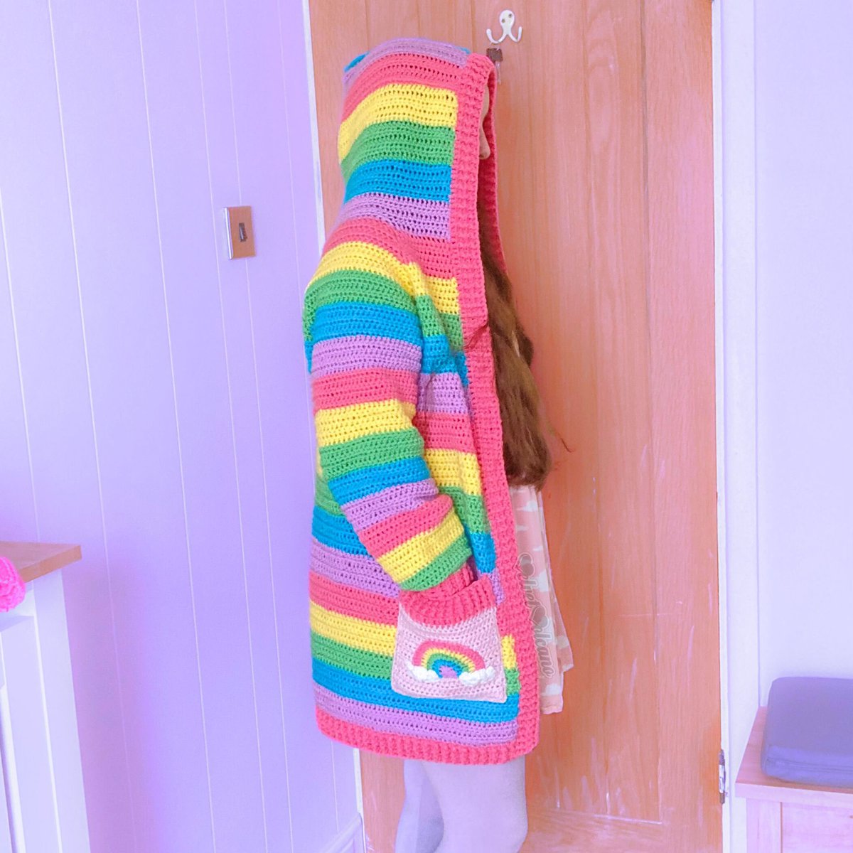 Stay cosy and cute in our new vibrant pastel rainbow striped hooded cardigan! 😍
With vivid color block stripes, soft acrylic (vegan friendly) yarn, a removable waist tie and rainbow cloud POCKETS (we got ya boo! 😉), this is your perfect companion for any chilly day ☺️