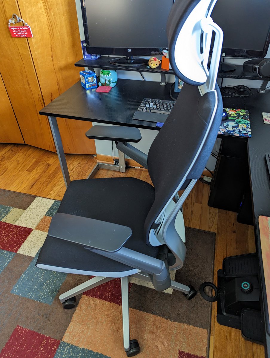 Rujutoshi's tweet photo. @Kemony I have had a steelcase gesture for a couple years now I would recommend.  I sit in it all day for work, the arms are super adjustable and I sit crossed legged all the time! 🥰 https://t.co/LocuxaymiK
