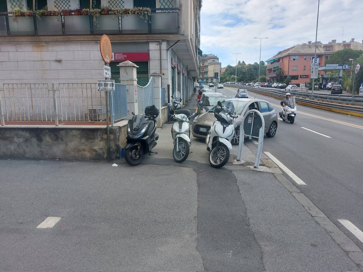 mauribrage's tweet photo. Moto in corso Europa a Sturla, subito prima della filiale del Monte dei Paschi venendo dal centro, a impedire anche stamane  il passaggio ai pedoni .

#Genova @ComunediGenova @genova24it https://t.co/oXVNaqYx03