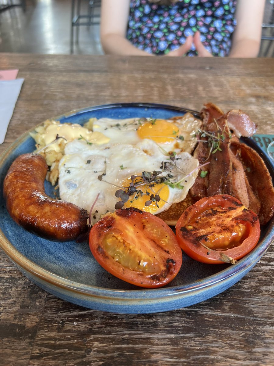 VBrenny's tweet image. Is there a better way to start the weekend than having a bottomless brunch at @BrewDogdublinop?
Gorgeous full breakfast and burger with a side of the Puppet Master, Fiendish Dr. Wu, fifty fifty and the Belgian-like Thatch game.
10/10, would definitely recommend!