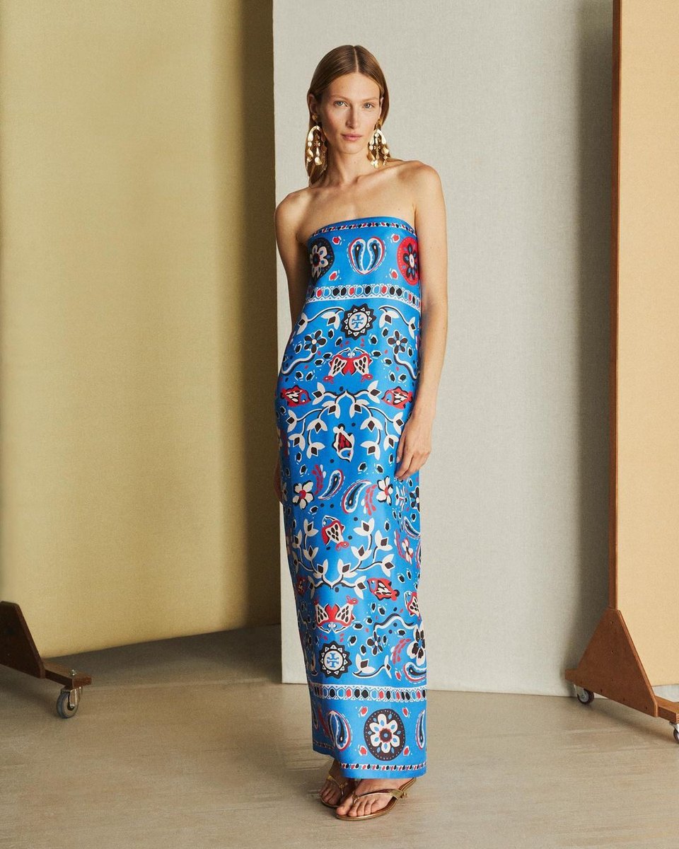 Summer ease. The Printed Silk Strapless Dress features clean lines and an evocative scarf print on silk twill. #ToryBurchPreFall23 #ToryBurch