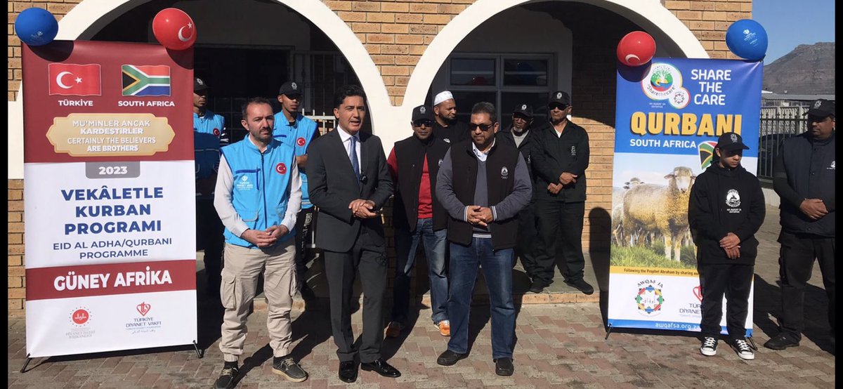 TC_CapeTownBK's tweet photo. Hayırsever vatandaşlarımızın bağışları ile Diyanet İşleri Başkanlığı @diyanetbasin ve @DiyanetVakfi  işbirliğiyle “Vekaletle Kurban Programı” kapsamında kesilen kurban etleri @awqafsa’nın başarılı organizasyonu ile Cape Town’da ihtiyaç sahiplerine dağıtılmaya başlandı 🇹🇷🇿🇦 https://t.co/N8sxlJvG17