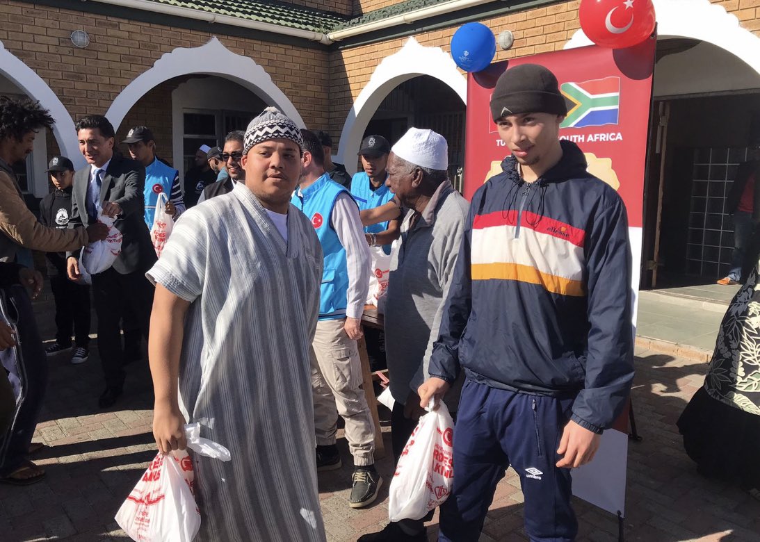 Hayırsever vatandaşlarımızın bağışları ile Diyanet İşleri Başkanlığı <a href="/diyanetbasin/">T.C. Diyanet İşleri Başkanlığı</a> ve <a href="/DiyanetVakfi/">Türkiye Diyanet Vakfı</a>  işbirliğiyle “Vekaletle Kurban Programı” kapsamında kesilen kurban etleri <a href="/awqafsa/">Awqaf South Africa</a>’nın başarılı organizasyonu ile Cape Town’da ihtiyaç sahiplerine dağıtılmaya başlandı 🇹🇷🇿🇦