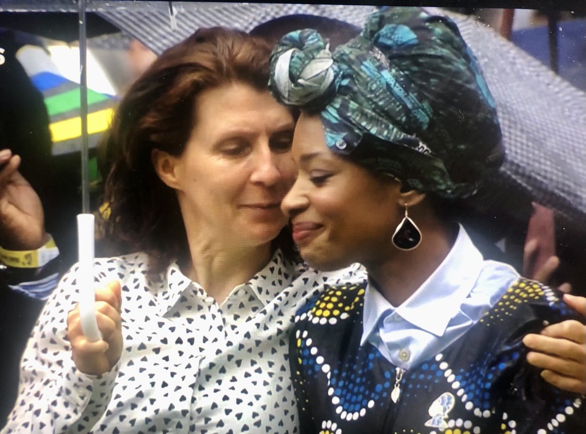 Mooi dit moment van blijdschap als reactie op de excuses van de koning! ⁦<a href="/SylvanaBIJ1/">Sylvana Simons</a>⁩ en ⁦<a href="/estherouwehand/">Esther Ouwehand</a>⁩ #ketikoti #slavernijverleden