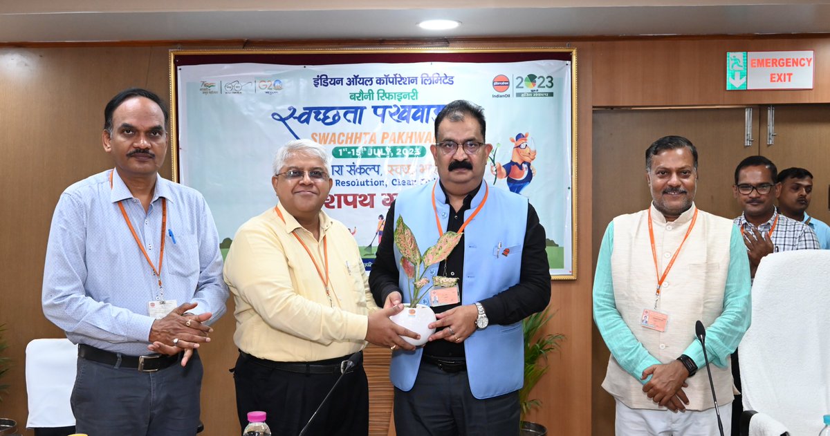IOCL_BarauniRef's tweet photo. .@IndianOilcl की बरौनी रिफ़ाइनरी ने अपने ध्येय हर कदम प्रकृति के संग को चरितार्थ करते हुए, पर्यावरण संरक्षण का संदेश देते हुए हितधारकों को पौधों का किया वितरण।
आज पहल करें चलो,
एक पौधे की रक्षा करने का प्रण लो।
#swachhbharat
#SwachhtaPakhwada
#GreenResolve
@ChairmanIOCL https://t.co/1CyCehr8eC