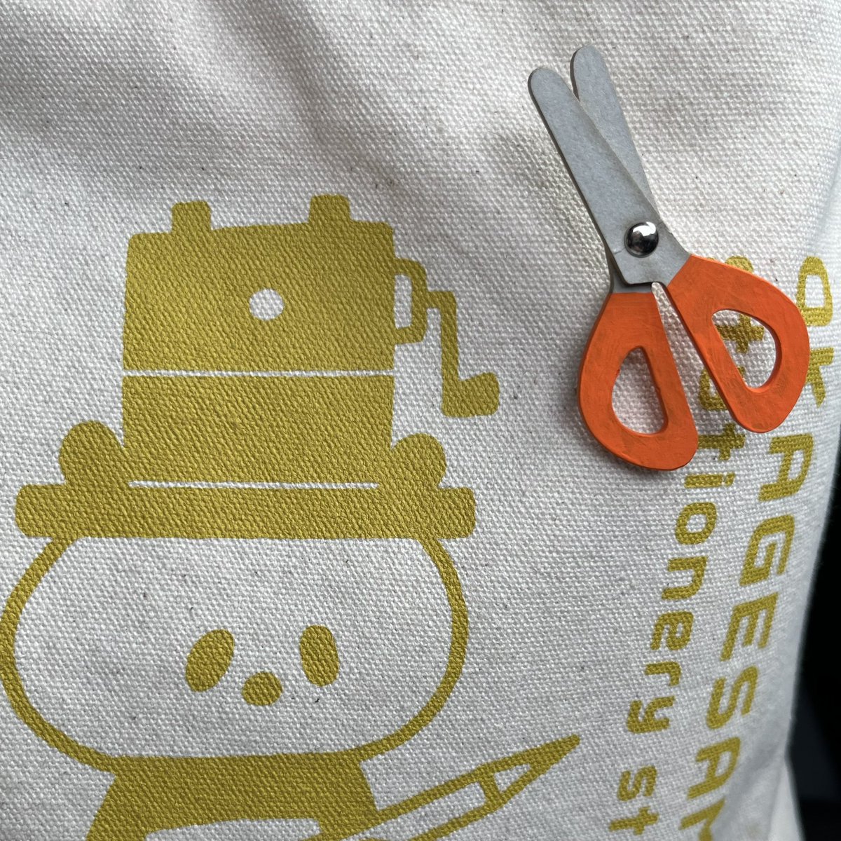 yauko_hunter's tweet photo. 可愛いブローチを手に入れた
💓紙製で、可動するよん
#おかげさま文房具店
#moclen https://t.co/r57evxeV4M