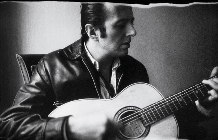 nikidoog's tweet photo. “It would be nice to turn on the radio and hear something that didn't make you feel like smashing up the kitchen and strangling the cat.”
Joe Strummer https://t.co/DSGM3X5YOs