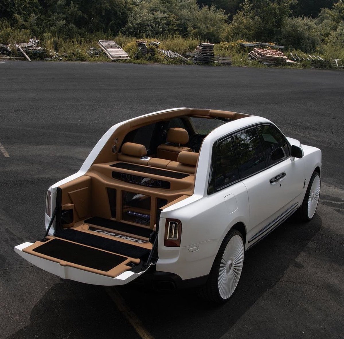 StreetFashion01's tweet photo. Lil Uzi Verts Custom 1/1 Rolls Royce Cullinan made by Careffex (2023) https://t.co/jjF2C86htp