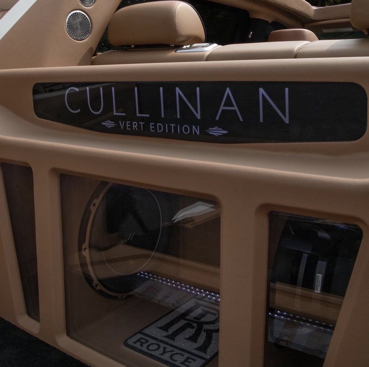 StreetFashion01's tweet photo. Lil Uzi Verts Custom 1/1 Rolls Royce Cullinan made by Careffex (2023) https://t.co/jjF2C86htp