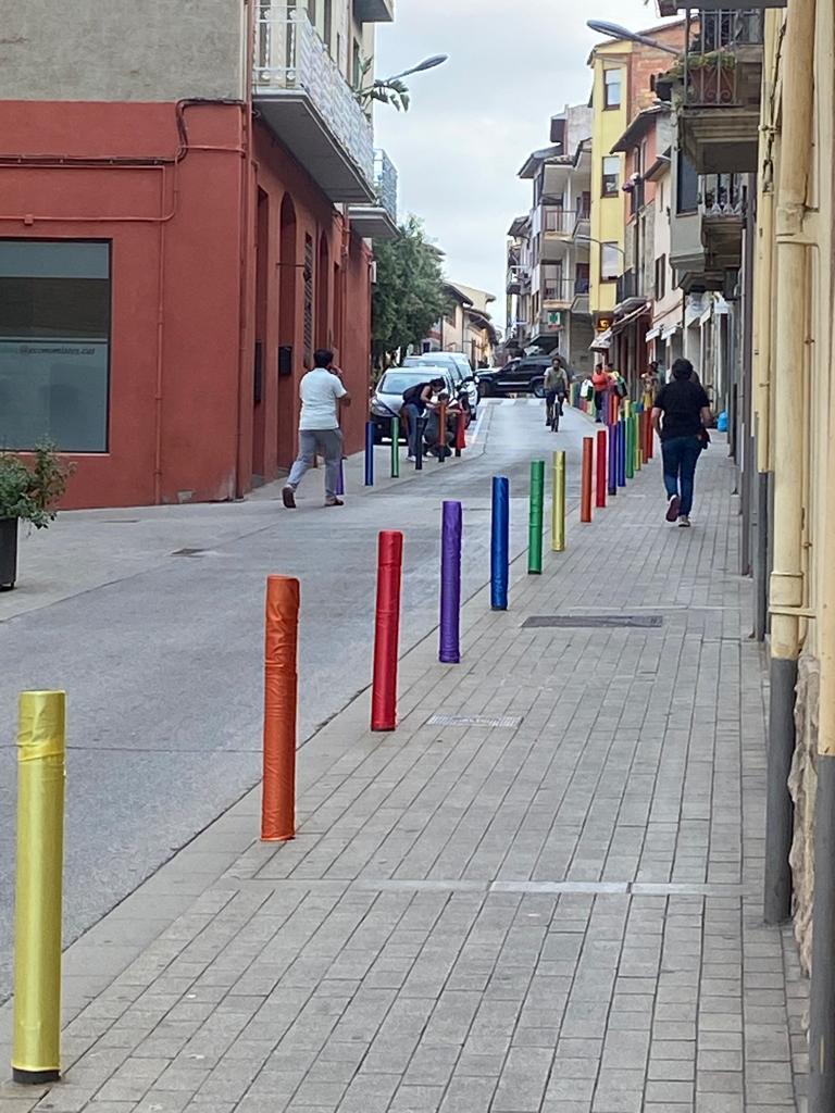 donaveutona's tweet photo. Aquest divendres hem commemorat el Dia Internacional de l'Orgull LGTBI+. Ja es pot veure la construcció de la bandera a les pilones del carrer Major. Hem escoltat el @cornebbia amb les seves veus i cançons que han donat text al que està passant. Lluitem pels nostres drets! 💪🏳️‍🌈 https://t.co/LhRRpiIBWl